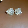 Dettaglio macro di orecchini a fiore in resina 3D con petali perlati e piccoli strass - Orecchini a lobo a fiore champagne (perno in argento 925)