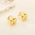 Détail des boucles d'oreilles en C plaqué or 18K en acier inoxydable sur fond textile - 18*17mm(KE115362-KFC)