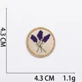 Detail eines runden Lavendel-Stickaufnähers mit Goldrand, Durchmesser 4,3 CM - 4# Lavendel (Rund)
