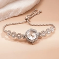 Dettaglio di orologio al quarzo floreale argento con strass su sfondo di pietra calda - Argento