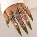 Set di anelli boho retrò in argento con sole luna e pietre preziose su modella - Argento Vintage Set Anelli Sole Luna Pietre Preziose 13 Pezzi / Argento Antico