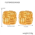 Dettaglio di orecchini a trama quadrata in acciaio al titanio dorato da 2,5 cm - Grandi orecchini a lobo quadrati intrecciati / Oro