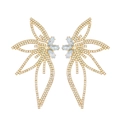 Primer plano de aretes de hoja dorada con brillantes cristales azules y blancos - Pendientes Grandes Radiales con Pedrería Completa (K-897) / Dorado