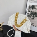 Weiße gesteppte Muscheltasche mit goldener Gliederkette und verstellbarem Schultergurt - Weiß