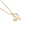 Détail du collier en forme de cœur doré avec pendentif MOM et zircons étincelants - Cœur MOM-0214