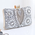Dettaglio dei motivi floreali in strass e nappe di lusso sulla pochette da sera argento - Argento