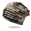 Detail van tie-dye gebreide muts met geel-zwarte texturen en modieuze gaten in vintage stijl - Khaki
