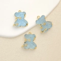 Detailopname van doorschijnende blauwe beerhangers met gouden sterren en zirkonia accenten - Lichtblauw