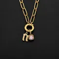 Goldene Edelstahlkette mit kleinem Buchstaben n und quadratischem rosa Steinanhänger - Buchstabe N