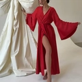 Bata larga de satén rojo con cuello en V, mangas acampanadas y abertura lateral alta - S / Rojo