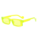 Occhiali da sole rettangolari retrò con montatura giallo neon traslucida e UV - Montatura Verde Fluorescente Lenti Verdi