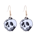 Dettaglio degli orecchini a teschio in smalto con ganci dorati per costumi di Halloween - Stile 3/Teschio Fluido Bianco e Nero