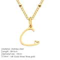 Dettaglio della collana in acciaio inossidabile placcato oro 14K con ciondolo lettera C - Lettera C / Oro