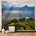 Dettaglio dell'arazzo bohémien con montagne nebbiose e terrazzamenti di riso verdi - 73X95CM / Tessuto Spazzolato