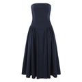 Elegante vestido midi palabra de honor azul marino con falda plisada en fondo blanco - S / Azul marino
