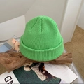 Detaillierte Stricktextur und lebendige grüne Farbe dieser gemütlichen Strickmütze - M (56-58cm) / Grün