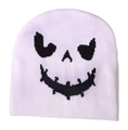 Detailopname van een roze gebreide muts met een zwart spookgezicht voor Halloween - Eén maat / Wit