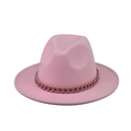 Vue détaillée du chapeau fedora rose en laine avec une grosse chaîne décorative en plastique - Rose (21)