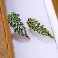Elegante gouden blad oorbellen met groene druppelstenen in een luxe esthetiek - Goud Groen