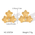 Vue détaillée des boucles d'oreilles fleur plaquées or avec dimensions et poids - Boucles d'oreilles puces fleurs dorées (HC-E10734)
