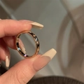 Schmaler goldener Ring mit gravierten achtzackigen Sternmustern auf Metallband - Gold Sternenregen Offener Ring (J871)