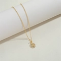 Detalle macro de un collar chapado en oro de 14K con colgante de serpiente ovalado y cristales - Serpiente Ovalada (XL3112)