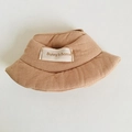 Detailansicht eines braunen Baby-Fischerhutes aus Baumwolle mit Bunny's home Etikett - Geeignet für 17cm Anhängerpuppen / Brauner Hut mit Öffnung / Braun