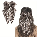 Elegante haarklem met luipaardprint strik en satijnen lint getoond op model - Wit Luipaard