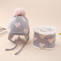 Détail de l'ensemble bonnet et écharpe en tricot pour enfants avec motif cœur et polaire - Gris