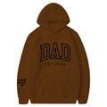 Sweat à capuche marron foncé avec imprimé DAD EST 2024 et texte sur la manche - S / Hauts / Café