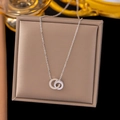 Collier argenté à double anneau entrelacé avec émail blanc sur un écrin en cuir - H6017 Collier Double Cercle Romain Argent