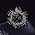 Broche fleur radiale avec pierres vert émeraude et cristaux étincelants en argent - Vert