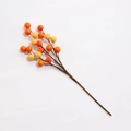 Nahaufnahme künstlicher oranger und gelber Beeren auf dekorativen Herbstzweigen - 18 Beeren Zweig / Orange & Ingwergelb