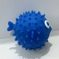Vue détaillée du jouet de bain poisson-globe bleu avec pointes en caoutchouc souple - Poisson Globe Bleu