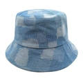 Detailopname van blauw geruit denim jacquardweefsel op een retro vissershoedje - Lichtblauw