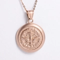 Detaillierte Nahaufnahme des roségoldenen Friedenstaube-Anhängers mit feiner Kette - Roségold