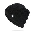 Detail der schwarzen Wintermütze mit Stern-Patch und dickem Fleece-Futter für Wärme - Einheitsgröße / Schwarz
