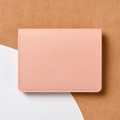 Cartera corta minimalista rosa claro con textura de grano fino y costuras reforzadas - Rosa