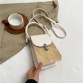 Schicke cremeweiße und khaki Umhängetasche mit Metallschloss auf beigem Blazer - Beige & Khaki