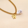 Elegante catena cubana dorata con una perla barocca e un ciondolo con lettera W - Collana Lettera W