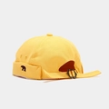 Detalle de gorra docker de lona amarilla con bordado de oso y hebilla de metal ajustable - Ajustable / Amarillo