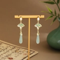 Detail of fan-shaped long tassel earrings with green bamboo leaves and pearls - Long Fan Pearl (E6458)