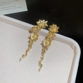 Boucles d'oreilles fleurs dorées avec glands et strass dans un plateau à bijoux chic - No.16 Clous d'Oreilles à Pampilles en Fleur Strass Tige Argent