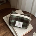 Détail macro de la trousse de maquillage à carreaux verts avec étiquette tissée en tissu - Carreaux Vert Foncé