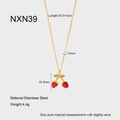 Détail d'un pendentif fraise en émail rouge sur une chaîne en acier doré - Fraise