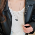Détail d'un collier avec pendentif cheval porté par un mannequin en veste de cuir - 21# Collier-Argent-Chaîne à billes cheval noir et argent
