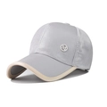 Detalle de gorra de béisbol de satén gris claro con insignia M y borde beige en contraste - Gris Brillante