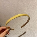 Serre-tête fin en satin jaune style français avec une finition lisse élégante - Jaune