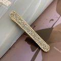 Funkelnde goldene Haarspange mit Pavé-Strasssteinen auf einem stylischen Magazin-Hintergrund - Stil 2558 / Weiß (Krallenkette)