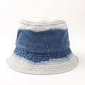 Dettaglio di cappello pescatore in denim sfumato con bordi sfrangiati e logo - M(56-58cm) / Blu scuro